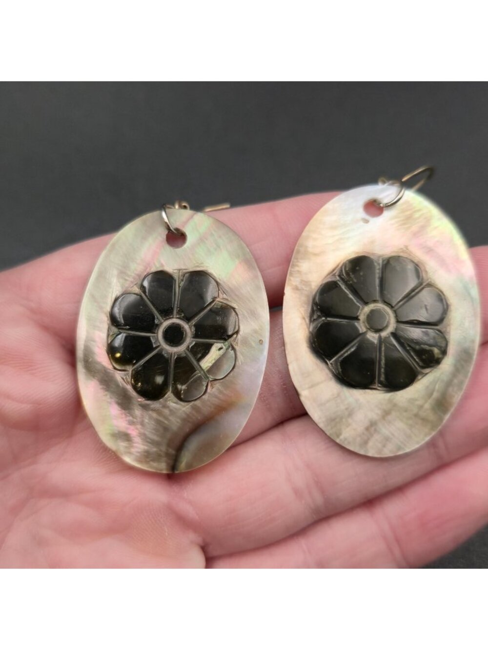 Oval Carved Black Shell Flower Nature Dangle Earrings A7651 - Picture 3 of 6